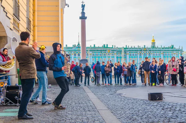 San Petersburgo Rusia Agosto 2019 Músicos Callejeros Están Tocando Sus — Foto de Stock