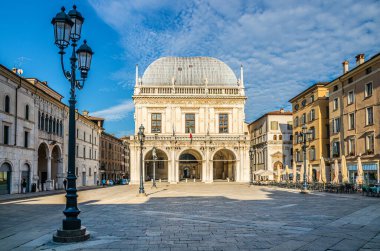 Palazzo della Loggia Sarayı Rönesans tarzı bina ve sokak ışıkları Piazza della Loggia Meydanı, Brescia şehir tarihi merkezi, mavi gökyüzü arka planı, Lombardy, Kuzey İtalya