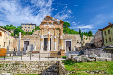 Brixia Capitolium ya da Capitoline Triad Tapınağı ya da Tempio Capitolino kalıntıları ve Santuario β bblicano, Brescia şehir tarihi merkezi, Cidneo Tepesi yeşil ağaçları, Lombardy, Kuzey İtalya