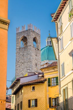 Santa Maria Assunta Yeni Katedrali, Duomo Nuovo Katolik Kilisesi ve Palazzo del Broletto Sarayı Kulesi binalar arası manzara, Brescia şehir tarihi merkezi, Lombardy, Kuzey İtalya