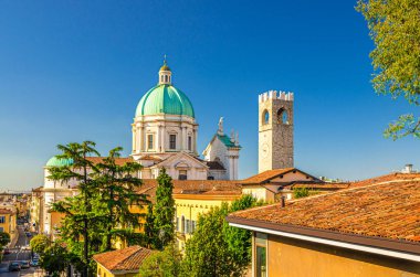 Santa Maria Assunta Yeni Katedrali, Duomo Nuovo Katolik Kilisesi ve Palazzo del Broletto Sarayı Saat Kulesi, açık mavi gökyüzü, Brescia şehir tarihi merkezi, Lombardy, Kuzey İtalya