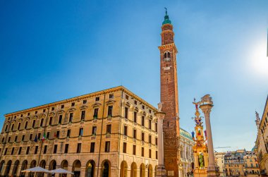 Comune di Vicenza Ufficio Patrimonio, Torre Bissara saat kulesi ve kanatlı aslan ve heykellerle dolu sütun Piazza dei Signori Meydanı, Vicenza şehrinin eski tarihi şehir merkezi, Veneto bölgesi, İtalya