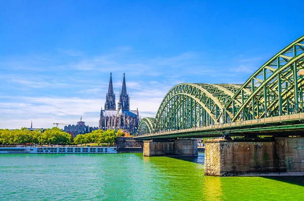 Köln stadsbild av historiska stadskärnan med Great Saint Martin Romersk-katolska kyrkan — Stockfoto
