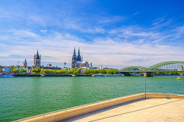 Stadsbilden i Köln av den historiska stadskärnan med Kölnkatedralen — Stockfoto