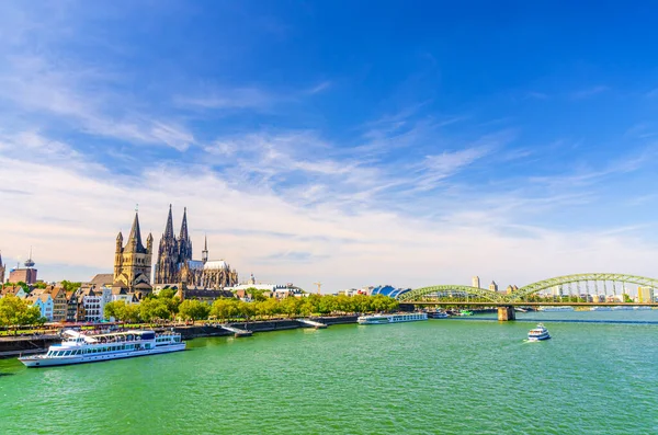 Stadsbilden i Köln av den historiska stadskärnan med Kölnkatedralen — Stockfoto