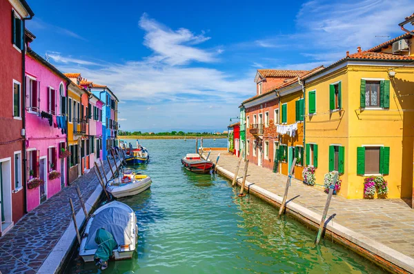 Burano νησί με πολύχρωμα σπίτια και στενό κανάλι νερού — Φωτογραφία Αρχείου