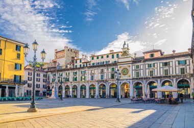 Torre dell 'Orologio Kulesi Rönesans tarzı bina astronomik saat, Piazza della Loggia Meydanı, Brescia şehir tarihi merkezi, mavi gökyüzü arka planı, Lombardy, Kuzey İtalya