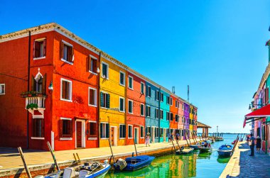 Balıkçı tekneli dar su kanalları ve Venedik Lagünü manzaralı Venedik Bölgesi, Veneto Bölgesi, Kuzey İtalya 'da bulunan Burano adası. Burano kartpostalı