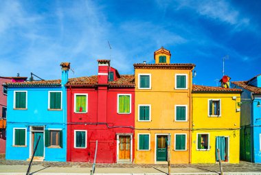 Burano adasında renkli evler var. Su kanalının fondamenta seti üzerinde çok renkli binalar güneşli bir günde mavi gökyüzü, Venedik Bölgesi, Veneto Bölgesi, Kuzey İtalya. Burano kartpostalı