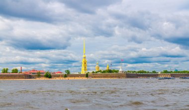 Peter ve Paul Kalesi, Aziz Peter ve Paul Katedrali altın kulesi, Zayachy Hare Adası 'ndaki kale duvarları, Neva nehri, Saint Petersburg Leningrad şehri, Rusya