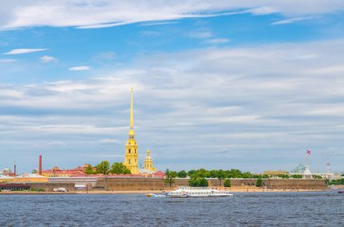 Peter ve Paul Kalesi, Aziz Peter ve Paul Katedrali altın kulesi, Zayachy Hare Adası 'ndaki kale duvarları, Neva nehri, Saint Petersburg Leningrad şehri, Rusya