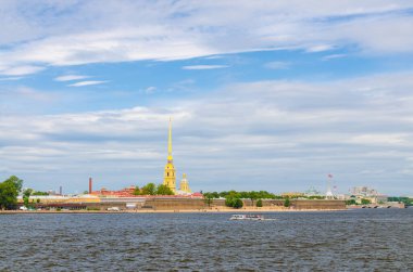 Peter ve Paul Kalesi, Aziz Peter ve Paul Katedrali altın kulesi, Zayachy Hare Adası 'ndaki kale duvarları, Neva nehri, Saint Petersburg Leningrad şehri, Rusya
