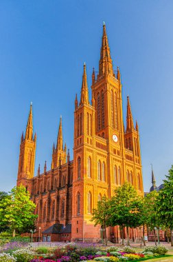 Evanjelik Pazar Protestan Kilisesi Wiesbaden veya Marktkirche Neo-Gotik tarzı bina Schlossplatz Sarayı Meydanı 'nda tarihi şehir merkezinde, mavi gökyüzü arka planı, Hesse eyaleti, Almanya