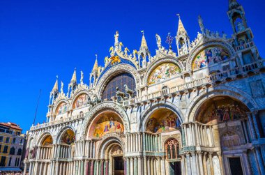 Aziz Mark Kilisesi 'nin tarihi şehir merkezinde Piazza San Marco St Mark Meydanı' ndaki Katolik Başpiskoposluk Kilisesi Basilica di San Marco veya Patriksel Katedrali. Venedik Bölgesi, İtalya.