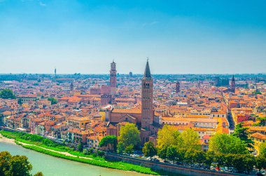 Verona tarihi şehir merkezi, Adige nehri, kilise Bazilikası di Santa Anastasia kulesi, kırmızı kiremitli çatıları olan ortaçağ binaları, Veneto Bölgesi, İtalya. Verona şehir manzarası, panoramik manzara.