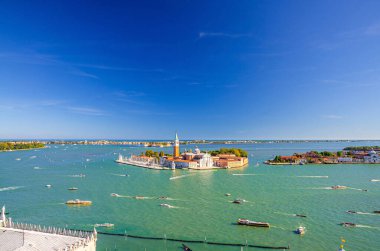 San Giorgio Maggiore adasının Venedik Gölünde Campanile San Giorgio ile hava panoramik manzarası, Giudecca Kanalı 'nda yelkenli tekneler, Lido Adası, mavi gökyüzü arka planı, Venedik şehri, Veneto Bölgesi, İtalya