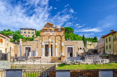 Brixia Capitolium ya da Capitoline Triad Tapınağı ya da Tempio Capitolino kalıntıları ve Santuario β bblicano, Brescia şehir tarihi merkezi, Cidneo Tepesi yeşil ağaçları, Lombardy, Kuzey İtalya
