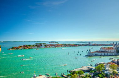 Giudecca adasıyla Venedik Gölünün panoramik görüntüsü, Venedik şehrinde Punta della Dogana Büyük Kanal ile Giudecca Kanalı arasında, Veneto Bölgesi, Kuzey İtalya. İnanılmaz Venedik manzarası.