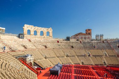 Verona Arena 'nın içi taş tezgahlarla dolu. Roma amfitiyatro Arena di Verona antik binası, güneşli bir gün, mavi gökyüzü, Verona şehir tarihi merkezi, Veneto Bölgesi, Kuzey İtalya