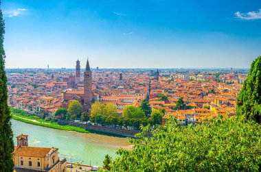 Verona tarihi şehir merkezi, Adige nehri, kilise Bazilikası di Santa Anastasia kulesi, kırmızı kiremitli çatıları olan ortaçağ binaları, Veneto Bölgesi, İtalya. Verona şehir manzarası, panoramik manzara.