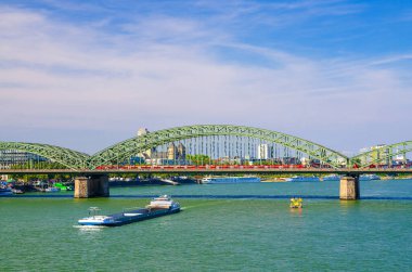 Hohenzollern Köprüsü veya Hohenzollernbrucke Ren Nehri 'ni su, yaya ve demiryolu çelik köprüsü, Köln şehir merkezi, Kuzey Ren-Vestfalya, Almanya