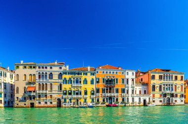 Cannaregio sestiere Venedik tarihi şehir merkezinde renkli saray binaları olan Büyük Kanal su yolu, mavi berrak gökyüzü arka plan fotokopi alanı, yaz günü, Veneto Bölgesi, İtalya