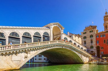 Venedik şehir manzarası, Rialto Köprüsü ile Grand Canal su yolu üzerinde, Venedik mimarisi renkli binalar, güneşli yaz günlerinde mavi gökyüzü. Veneto Bölgesi, Kuzey İtalya.