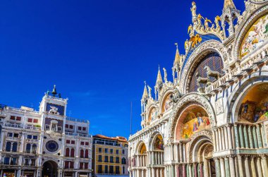 Aziz Mark Katolik Kilisesi Basilica di San Marco veya Katedrali ve Venedik 'in tarihi şehir merkezinde Piazza San Marco St Mark Meydanı' ndaki Torre dell 'Orologio saat kulesi. Venedik Bölgesi, İtalya.