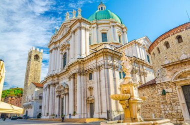 Santa Maria Assunta Katedrali, Duomo Nuovo ve Duomo Vecchio La Rotonda, Yeni ve Eski Roma Katolik Kilisesi, Piazza Paolo VI Meydanı, Brescia şehir tarihi merkezi, Lombardy, Kuzey İtalya