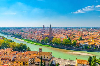 Verona tarihi şehir merkezi, Adige nehri, kilise Bazilikası di Santa Anastasia kulesi, kırmızı kiremitli çatıları olan ortaçağ binaları, Veneto Bölgesi, İtalya. Verona şehir manzarası, panoramik manzara.