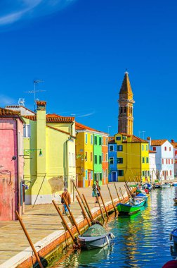Burano adası, Veneto Bölgesi, Venedik Bölgesi, Venedik Bölgesi, San Martino Kilisesi 'nin çan kulesi ve dar su kanallarından oluşan fondamenta dolgusu üzerinde renkli evler. Burano kartpostalı