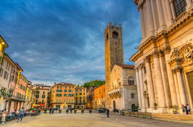 Brescia, İtalya, 10 Eylül 2019: Palazzo del Broletto Sarayı, Santa Maria Assunta Katedrali, Duomo Nuovo veya Piazza Paolo VI.