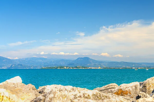 Pohled Kamenného Mola Garda Lake Azurová Voda Monte Baldo Pohoří — Stock fotografie