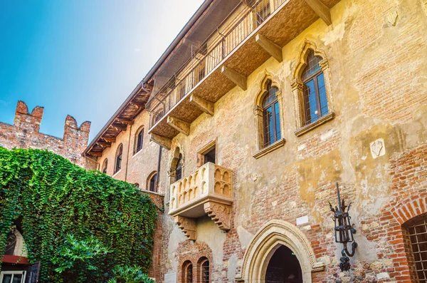 Juliet balkonlu Casa di Giulietta, Juliet Capulet ev avlusu ve Verona şehir tarihi merkezi Citta Antica 'daki Teatro Nuovo tiyatrosu, Veneto Bölgesi, Kuzey İtalya