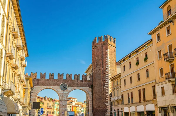 문에는 메론과 도시의 게이트와 베로나 역사의 중심지에 중세의 베네토 이탈리아 — 스톡 사진