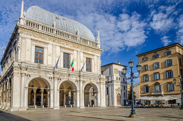 パラッツォ デッラ ロッジア宮殿市庁舎ルネッサンス様式の建物と通りのライトPiazza Della Loggia Square Brescia市の歴史的中心部 青空の背景 ロンバルディア州 イタリア北部 — ストック写真