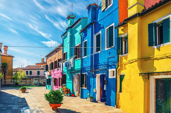 Casas Coloridas Ilha Burano Edifícios Multicoloridos Flores Vasos Pequena Praça — Fotografia de Stock