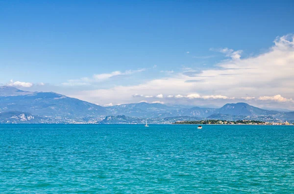 Garda Lake Azurově Tyrkysová Vodní Plocha Výhledem Pohoří Monte Baldo — Stock fotografie