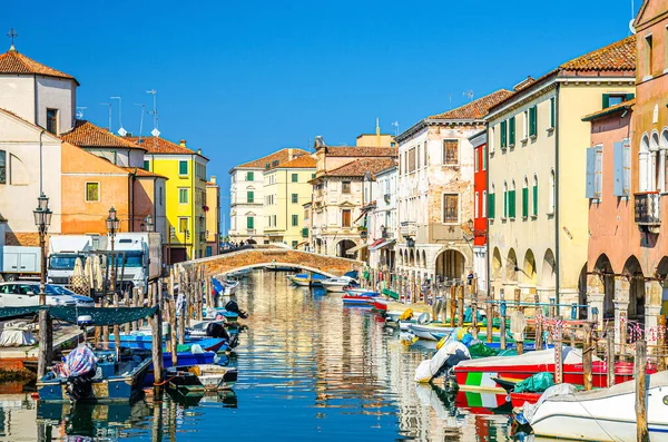 Chioggia Cityscape Στενό Κανάλι Νερού Vena Αγκυροβολημένα Πολύχρωμα Σκάφη Μεταξύ — Φωτογραφία Αρχείου