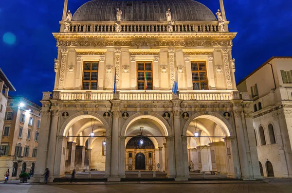 パラッツォ デッラ ロッジア宮殿市庁舎ルネッサンス様式の建物ファサード広場 ブレシア市の歴史的中心部 夜の夕暮れの景色 ロンバルディア 北イタリア — ストック写真