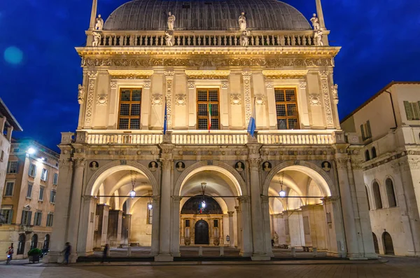 Palazzo della Loggia Sarayı Rönesans tarzı bina cephesi Piazza della Loggia Meydanı, Brescia şehir tarihi merkezi, gece alacakaranlığı manzarası, Lombardy, Kuzey İtalya