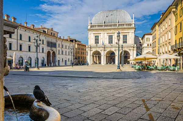 Palazzo della Loggia Sarayı, Monte di Pieta Vecchio Rönesans tarzı bina Piazza della Loggia Meydanı, Brescia şehir tarihi merkezi, mavi gökyüzü arka plan, Lombardy, Kuzey İtalya