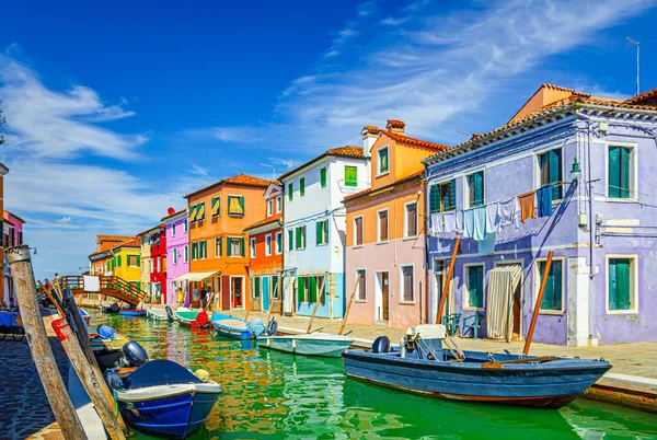布尔诺岛上五彩缤纷的房子 意大利北部韦尼托地区威尼斯省 用渔船和木桥在狭窄水渠护堤上建造的五彩斑斓的建筑物 — 图库照片