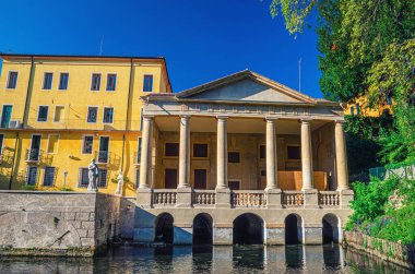 Vicenza, İtalya, 12 Eylül 2019: Valmarana Lodge Loggia Palladian tarzı bina Salvi bahçeleri parkında yeşil ağaçlar, tarihi şehir merkezi, Veneto bölgesi