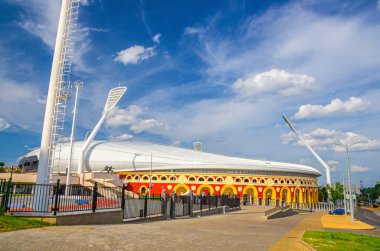 Minsk, Belarus, 26 Temmuz 2020: Dinamo Ulusal Olimpiyat Stadyumu projektör kuleleri ile Minsk şehir tarihi merkezinde kuleler, güneşli yaz gününde mavi gökyüzü beyaz bulutları