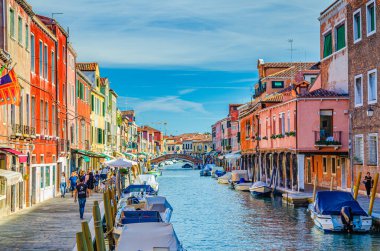 Murano, İtalya, 14 Eylül 2019: Murano adaları su kanalları, tekneler ve motorlu tekneler, renkli geleneksel binalar, Venedik Gölleri, Venedik Bölgesi, Veneto Bölgesi