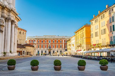 Brescia, İtalya, 11 Eylül 2019: Santa Maria Assunta Yeni Katedrali, Duomo Nuovo Katolik Kilisesi, Credito Agrario Bresciano Bankası, yeşil çaydanlıklar, tarihi merkez