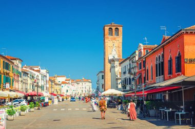 Chioggia, İtalya, 16 Eylül 2019: İnsanlar Veneto Bölgesi 'ndeki eski renkli binalarla tarihi şehir merkezinde yapılan film çekimlerine, toplu sahne filmlerine katılıyorlar.
