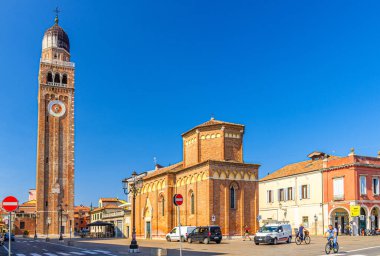 Chioggia, İtalya, 16 Eylül 2019: Katedral 'in saat ve çan kulesi Santa Maria Assunta Duomo ve Chiesa di San Martino Katolik Kilisesi tarihi kent merkezinde, yaz günü mavi gökyüzü