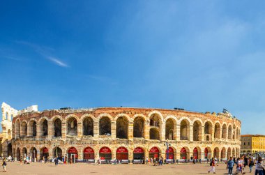 Verona, İtalya, 12 Eylül 2019: Piazza Bra Meydanı 'ndaki Verona Arena. Roma amfitiyatrosu Arena di Verona antik binası, güneşli bir gün, mavi gökyüzü arka planı, kopya alanı, tarihi şehir merkezi